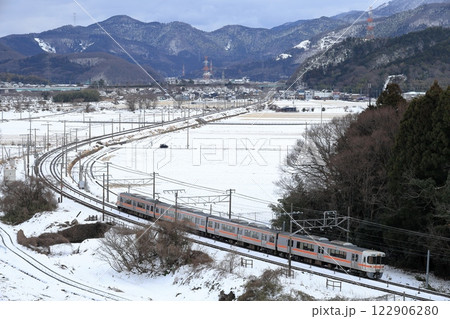 雪景色の東海道線を走る313系電車 雪景色の東海道線を走る313系電車 122906280