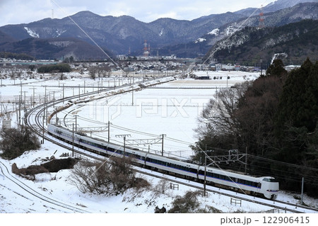 雪景色の東海道本線を走る特急しらさぎ 122906415