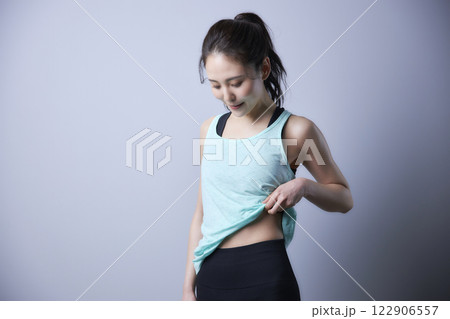 スポーツウエアの若い女性 122906557