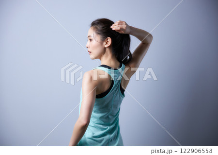 スポーツウエアの若い女性 122906558