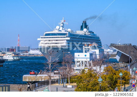 日本の横浜都市景観 初入港のクリスタル・シンフォニーなど望む。右は大さん橋＝令和7年2月13日 122906582