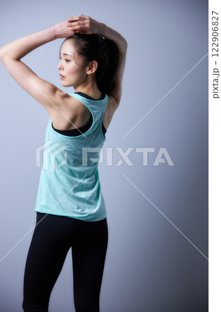 スポーツウエアの若い女性 122906827
