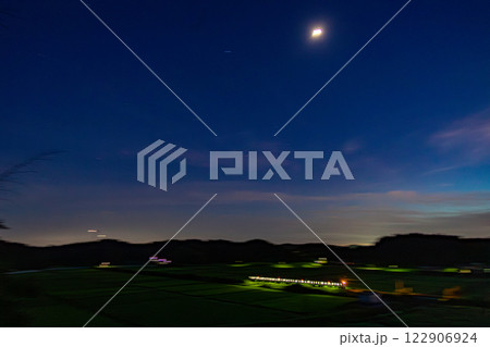 夜の集落を走るE217系 夜の集落を走るE217系 122906924