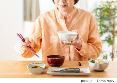 和食の朝食を食べるミドル女性 和食の朝食を食べるミドル女性 122907005