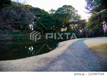 日本庭園の静けさ 日本庭園の静けさ 122907584