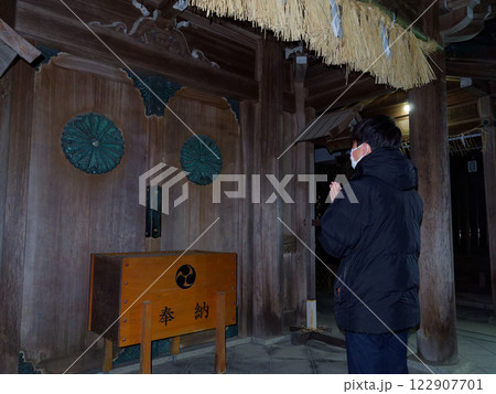 神社で参拝する人 神社で参拝する人 122907701