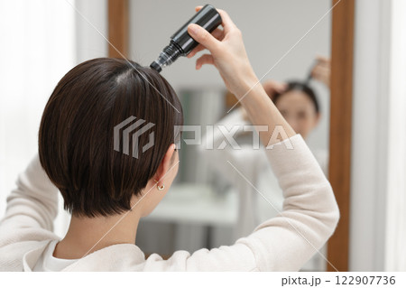 ヘアケアをする女性 ヘアケアをする女性 122907736