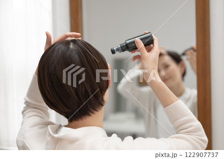 ヘアケアをする女性 122907737