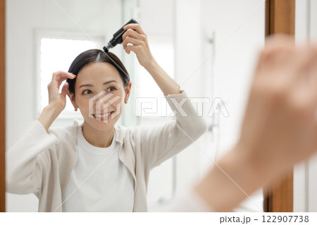 ヘアケアをする女性 ヘアケアをする女性 122907738