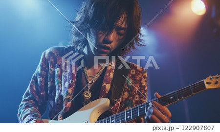 ステージでエレキギターを弾く男性ミュージシャン 122907807