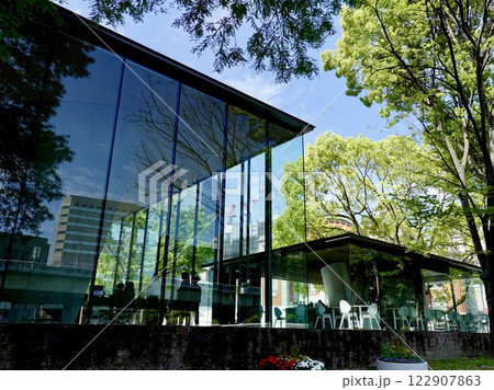 中之島公園の大阪市立東洋陶磁美術館の建物が見える風景　大阪市北区 122907863