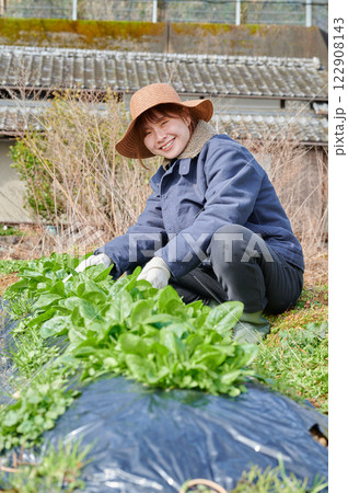 畑作業をする女性 田舎暮らし 家庭菜園 畑作業をする女性 田舎暮らし 家庭菜園 122908143
