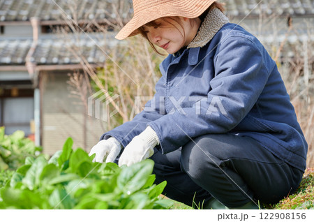 畑作業をする女性 田舎暮らし 家庭菜園 畑作業をする女性 田舎暮らし 家庭菜園 122908156