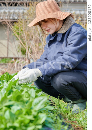 畑作業をする女性　田舎暮らし　家庭菜園 122908170