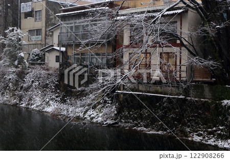 雪の降りしきる川筋の風景 雪の降りしきる川筋の風景 122908266