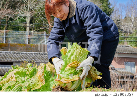 畑作業をする女性　田舎暮らし　家庭菜園 122908357