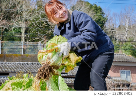 畑作業をする女性　田舎暮らし　家庭菜園 122908402