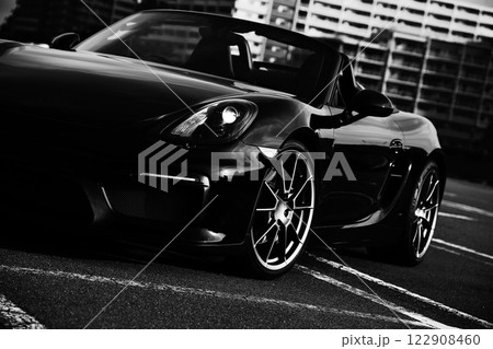 艶々の黒いスポーツカー 122908460