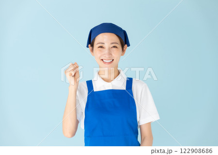 女性　パート　アルバイト　エプロン　ガッツポーズ 122908686