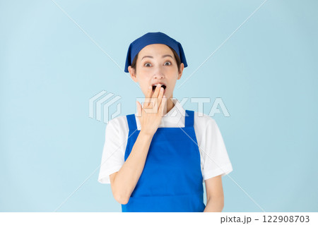 女性　パート　アルバイト　エプロン　驚く 122908703
