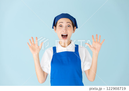 女性　パート　アルバイト　エプロン　驚く 122908719