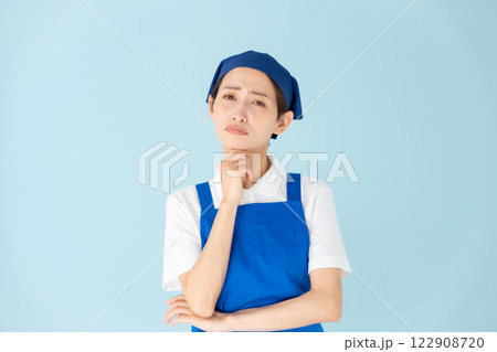 女性　パート　アルバイト　エプロン　悩む 122908720