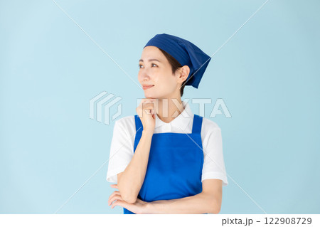 女性　パート　アルバイト　エプロン　悩む 122908729