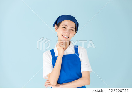 女性　パート　アルバイト　エプロン　悩む 122908736