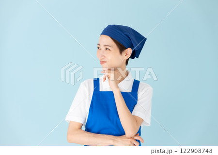 女性　パート　アルバイト　エプロン　悩む 122908748