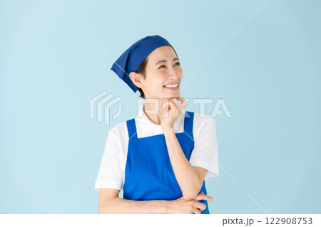 女性　パート　アルバイト　エプロン　悩む 122908753
