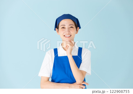 女性　パート　アルバイト　エプロン　悩む 122908755