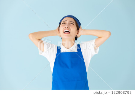 女性 エプロン パート アルバイト 頭を抱える 女性 エプロン パート アルバイト 頭を抱える 122908795