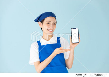 女性　エプロン　パート　アルバイト　スマホ　笑顔 122908882