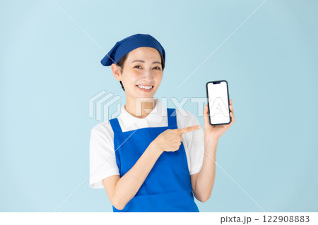女性　エプロン　パート　アルバイト　スマホ　笑顔 122908883