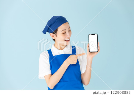女性　エプロン　パート　アルバイト　スマホ　笑顔 122908885