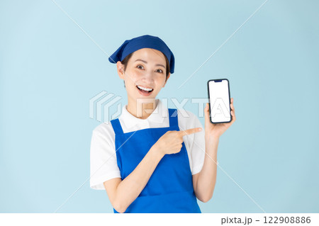 女性　エプロン　パート　アルバイト　スマホ　笑顔 122908886
