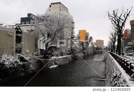 雪の後の川と歩道と建物 雪の後の川と歩道と建物 122908895
