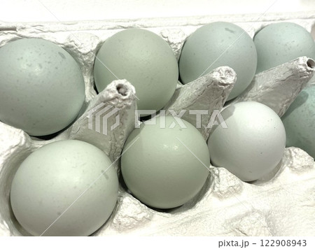 幸せの青い卵と言われる珍しい鶏卵（アローカナ）2 122908943