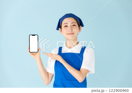 女性　エプロン　パート　アルバイト　スマホ　笑顔 122908960