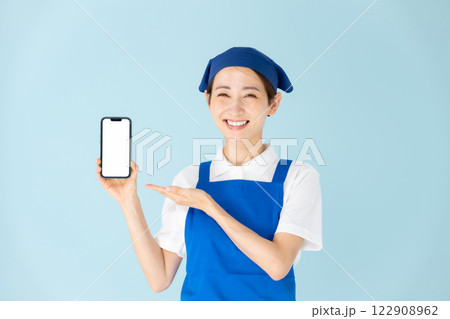 女性　エプロン　パート　アルバイト　スマホ　笑顔 122908962