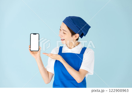 女性　エプロン　パート　アルバイト　スマホ　笑顔 122908963