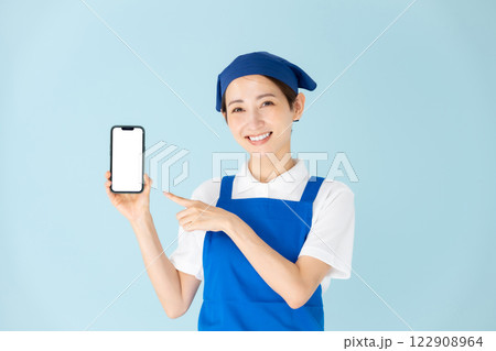 女性　エプロン　パート　アルバイト　スマホ　笑顔 122908964