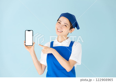 女性　エプロン　パート　アルバイト　スマホ　笑顔 122908965
