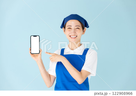 女性 エプロン パート アルバイト スマホ 笑顔 女性 エプロン パート アルバイト スマホ 笑顔 122908966