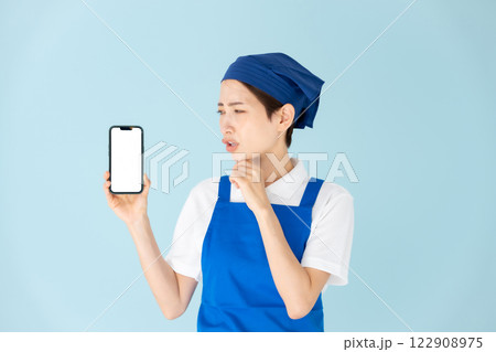 女性　エプロン　パート　アルバイト　スマホ　困る 122908975