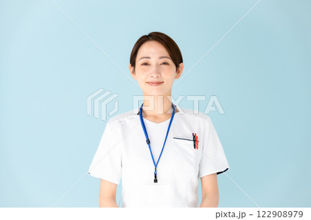 女性 白衣 看護師 医療 女性 白衣 看護師 医療 122908979