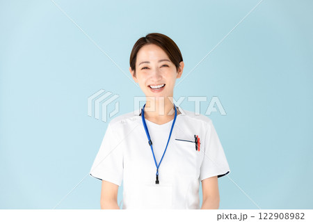 女性 白衣 看護師 医療 女性 白衣 看護師 医療 122908982