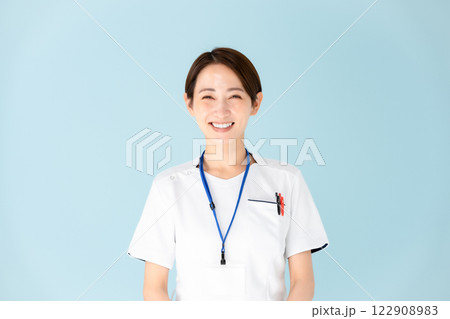女性　白衣　看護師　医療 122908983