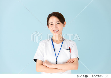 女性 白衣 看護師 医療 腕組み 女性 白衣 看護師 医療 腕組み 122908988