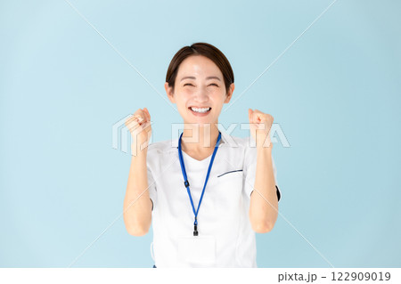 女性 白衣 看護師 医療 ガッツポーズ 女性 白衣 看護師 医療 ガッツポーズ 122909019